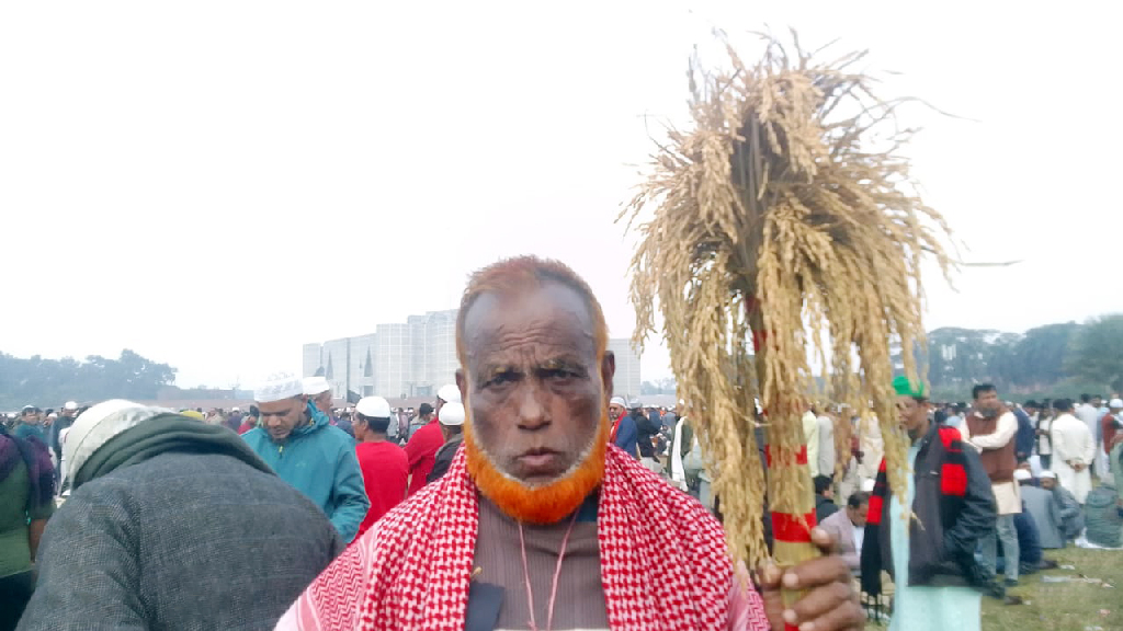 বিএনপি চেয়ারপারসন খালেদা জিয়ার জানাজায় অংশ নিতে জাতীয় সংসদ এলাকায় ধানের শীষ হাতে এসেছেন এক বৃদ্ধ। ছবি: রেজা করিম।