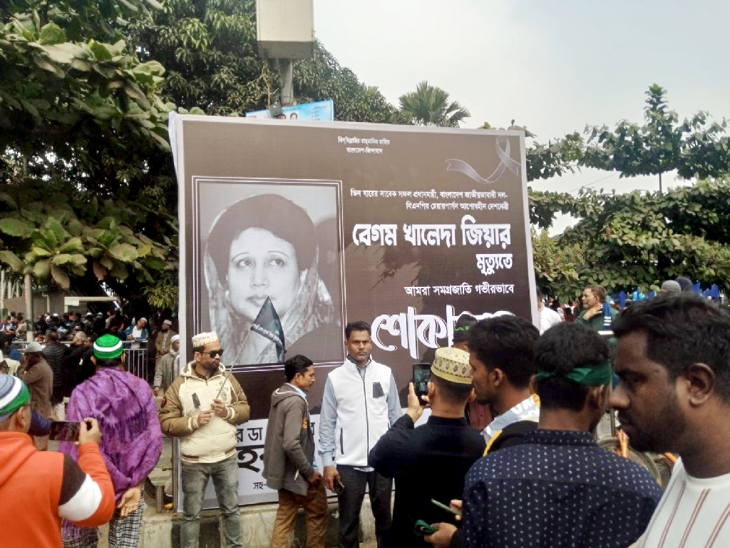 জাতীয় সংসদ এলাকায় বিএনপি চেয়ারপারসন খালেদা জিয়ার জানাজা অনুষ্ঠিত হয়। জানাজায় অংশ নিতে ভোর থেকেই লাখো মানুষের ভিড় দেখা যায়। ছবি: হাসান রাজা।