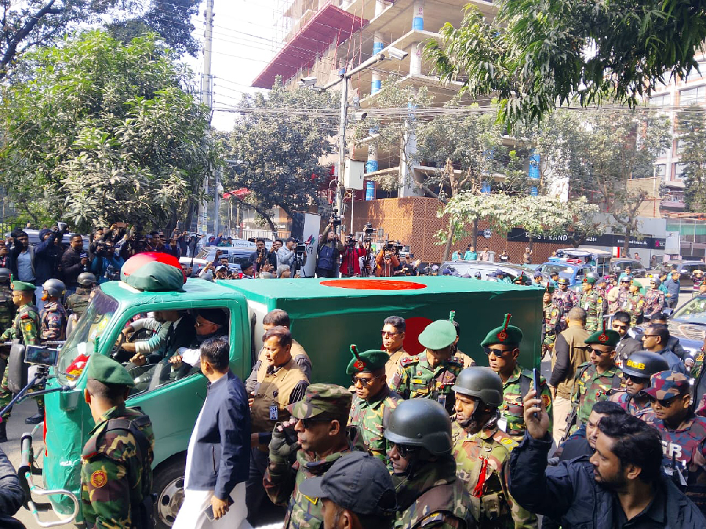 বাংলাদেশের লাল-সবুজ জাতীয় পতাকায় মোড়ানো গাড়িতে করে গুলশান থেকে জাতীয় সংসদ এলাকার মানিক মিয়া অ্যাভিনিউর দিকে যাত্রা খালেদা জিয়ার। ছবি: জয়নাল আবেদীন।