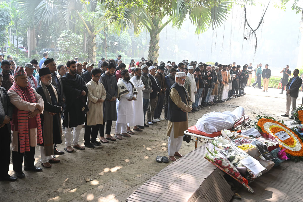 বাংলা একাডেমিতে কবি হেলাল হাফিজের প্রথম জানাজা সম্পন্ন