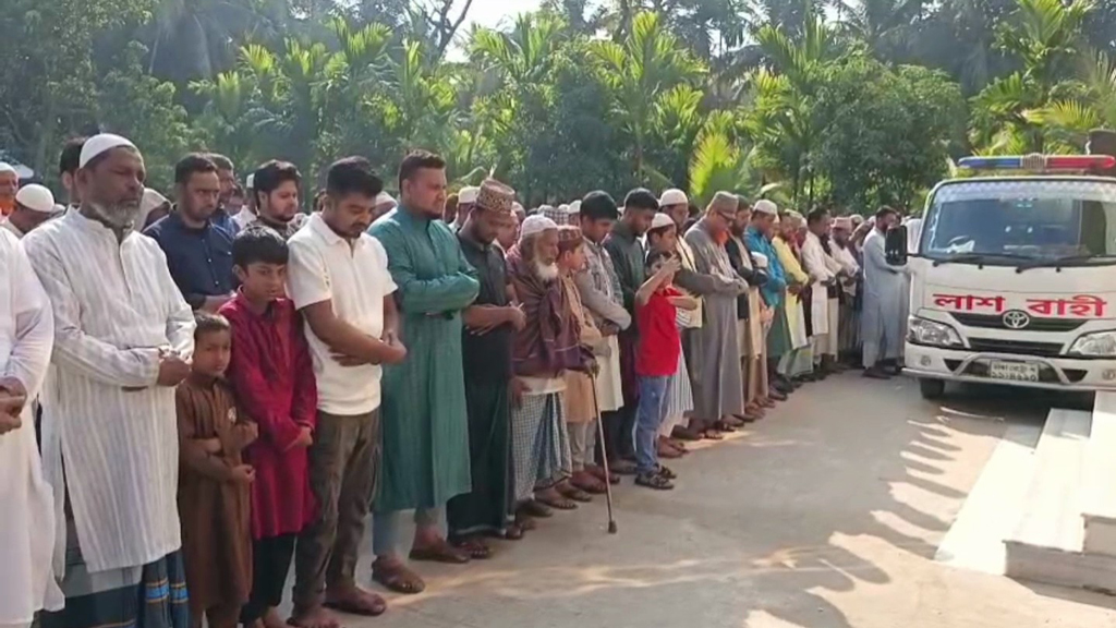 পুরান ঢাকায় ভূমিকম্পে বাবা-ছেলের মৃত্যু, গ্রামের বাড়িতে মাতম