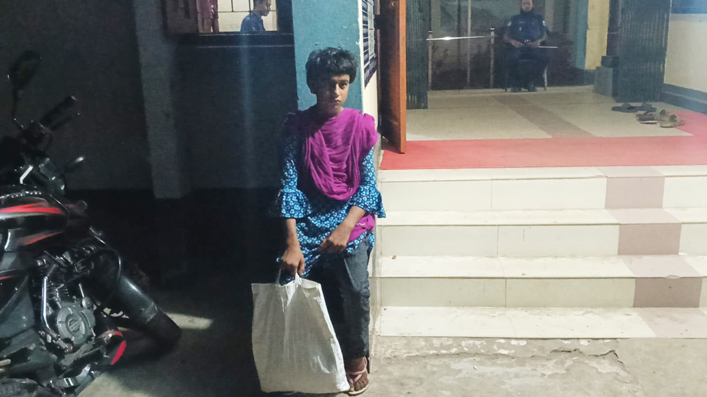 গভীর রাতে পথে অসহায় জান্নাতি, থানায় আশ্রয় মেলেনি