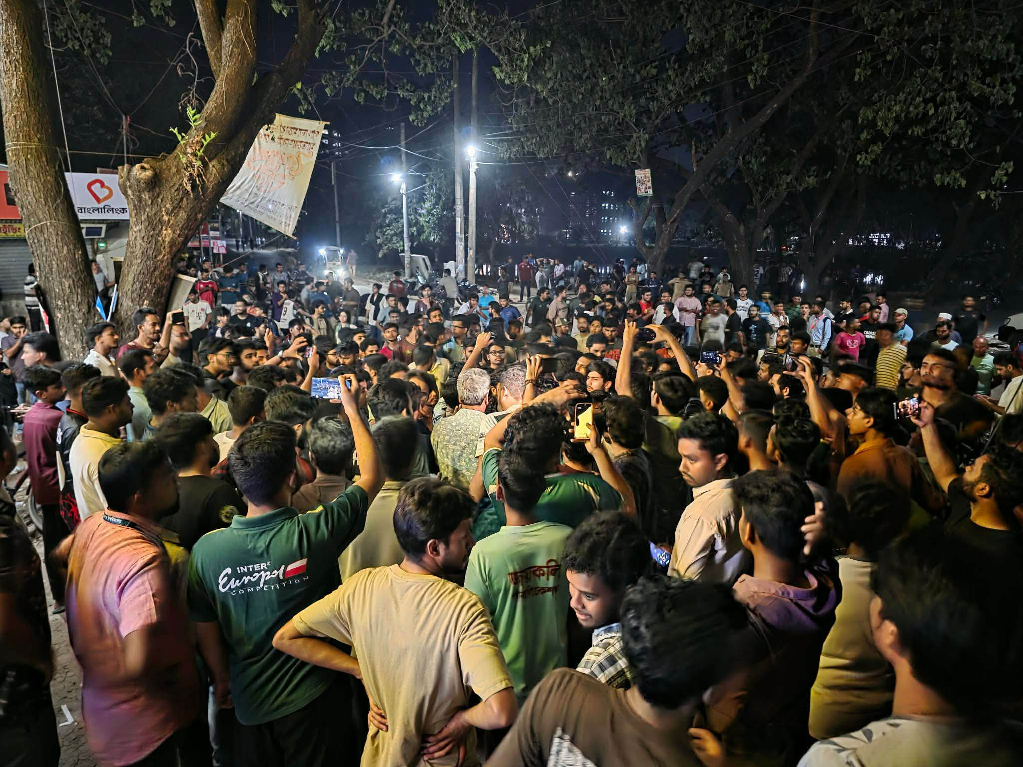 খাবারে মাছি পাওয়ায় হোটেল কর্মচারীর গায়ে বাটি ছুড়ে মারার ঘটনায় জাবিতে উত্তেজনা