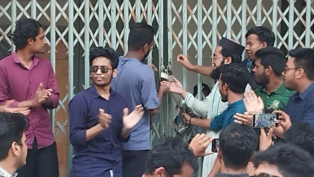 হল নির্মাণ ও আবাসন ভাতাসহ ৪ দাবিতে প্রশাসনিক ভবনে তালা জবি শিক্ষার্থীদের