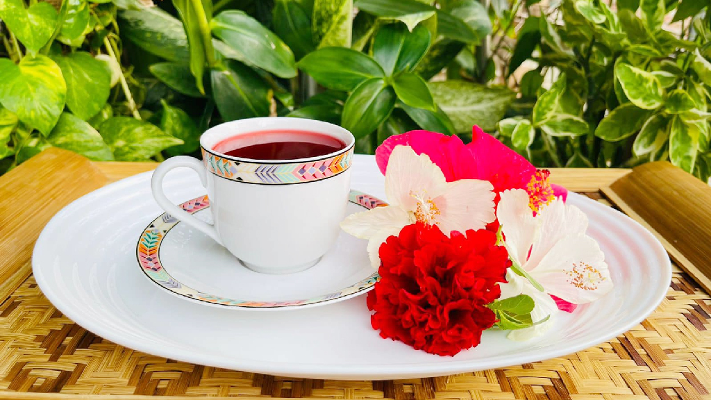 জবা ফুলের রঙিন চা