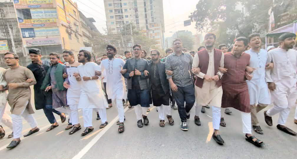 হাদি হত্যার বিচার দাবিতে জবি শিক্ষার্থীদের বিক্ষোভ মিছিল