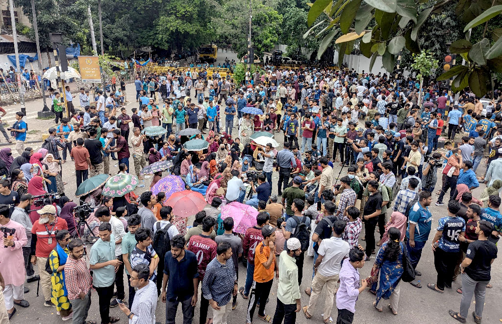 রাতভর অবস্থানের পর কাকরাইলে ফের অবরোধ কর্মসূচিতে জবি শিক্ষার্থীরা