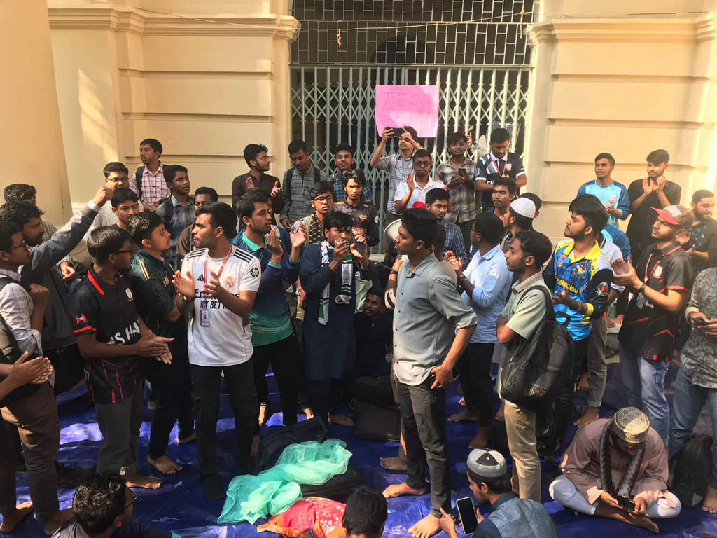 জবি ভিসির ভবন ঘেরাও করে রেখেছেন আস-সুন্নাহর মেধাবী প্রজেক্টের শিক্ষার্থীরা