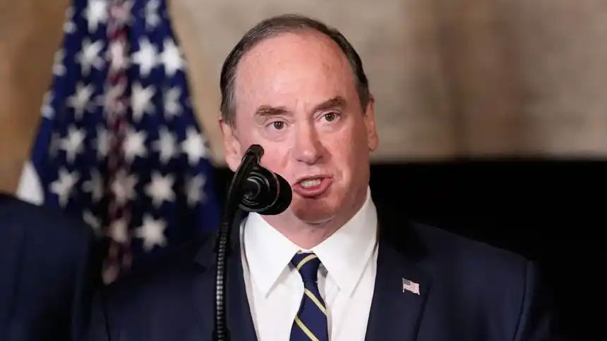 এবার মার্কিন নৌবাহিনী মন্ত্রী বরখাস্ত