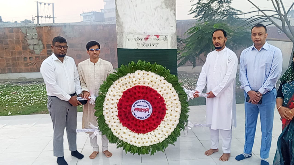 যশোরে বিজয়স্তম্ভে বঙ্গবন্ধুর নামফলক কাপড়ে ঢেকে শ্রদ্ধাঞ্জলি, ক্ষোভ