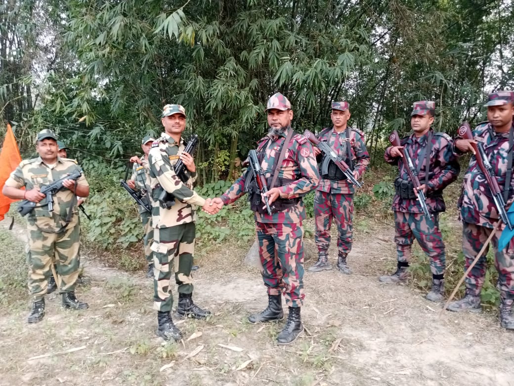 প্রতিশ্রুতি দিলেও জয়পুরহাট সীমান্তে খুঁটি ও কাঁটাতারের বেড়া তুলে নেয়নি বিএসএফ