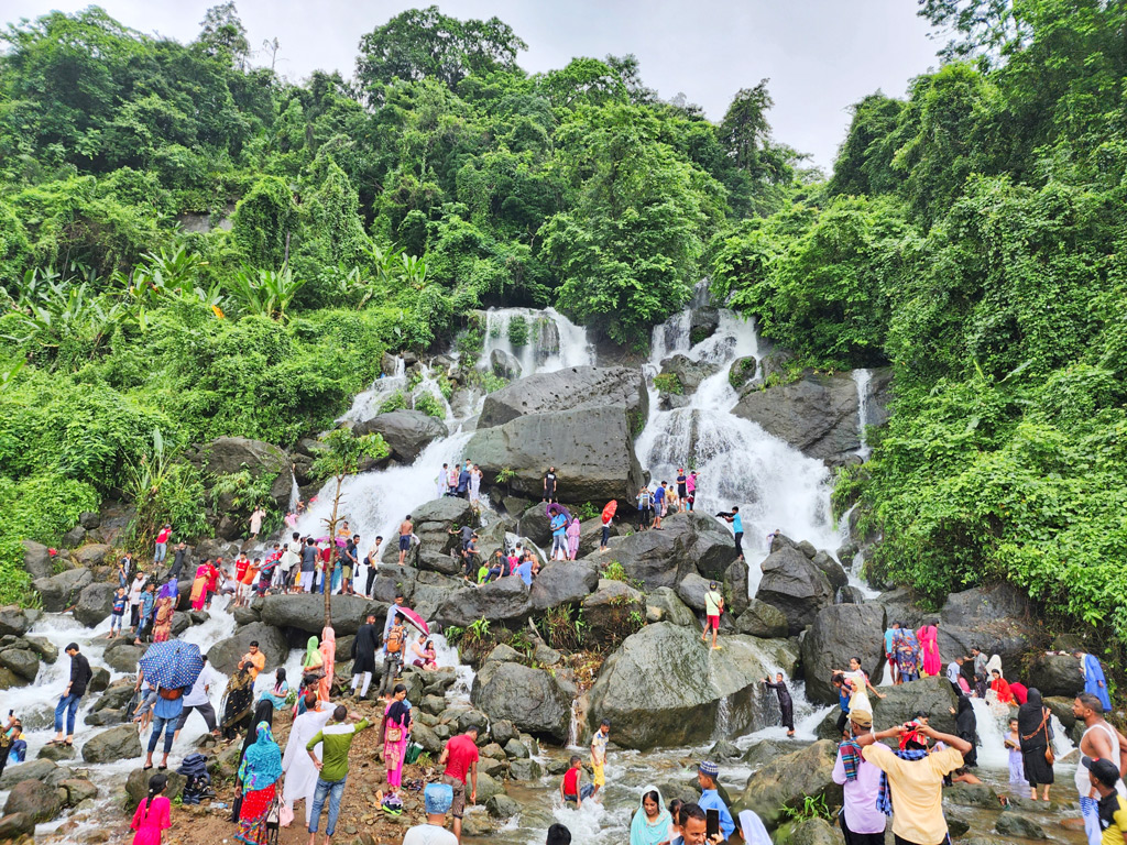 জাফলংয়ের মায়াবী ঝরনার নিচে পর্যটকেরা। ফাইল ছবি