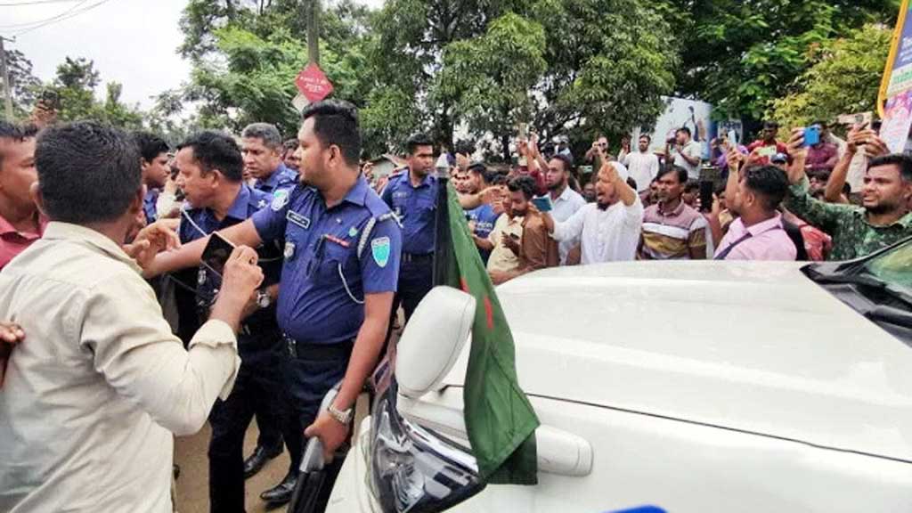 জাফলংয়ে ২ উপদেষ্টার গাড়ি আটকে শ্রমিকদের বিক্ষোভ