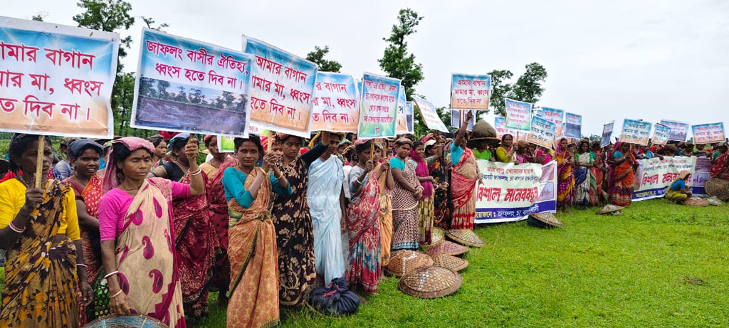 জাফলংয়ে অবৈধভাবে বালু-পাথর তোলা বন্ধ করে চা-বাগান রক্ষার দাবি