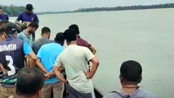 জাফলংয়ে নৌকা থেকে পানিতে পড়ে যুবক নিখোঁজ, চলছে উদ্ধার তৎপরতা
