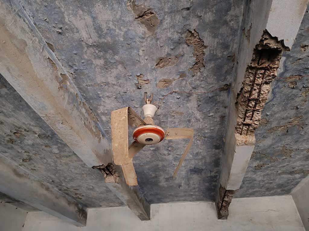 নরসিংদীর রায়পুরায় ৬৭ প্রাথমিক বিদ্যালয়ে শ্রেণিকক্ষ সংকট, জরাজীর্ণ ভবনে পাঠদান