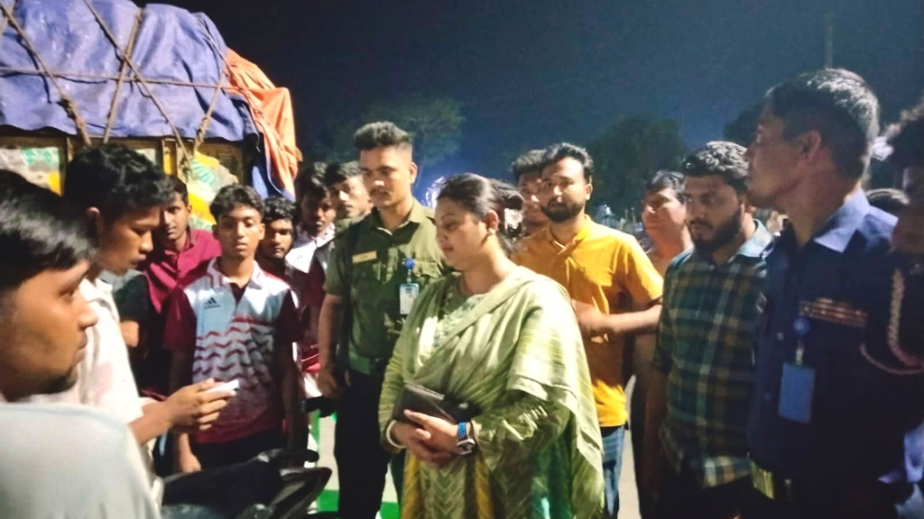 শিবালয়ে তেলসংকটে ফিলিং স্টেশনে ভাঙচুর, আটক ২