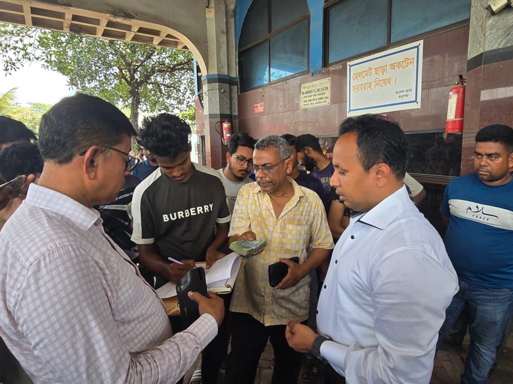 ফিলিং স্টেশনে গ্যালন ও ড্রামে অকটেন বিক্রির দায়ে জরিমানা