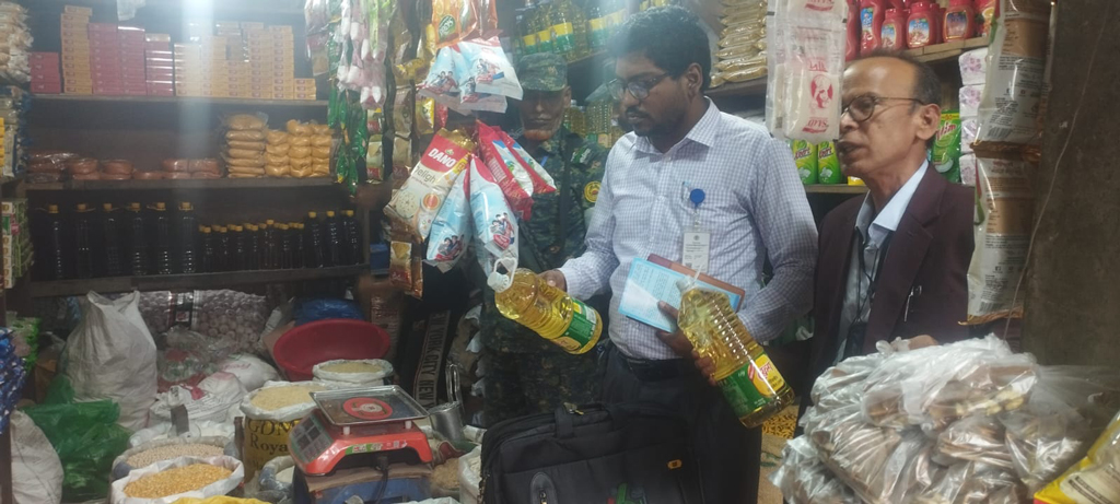 নির্ধারিত মূল্যে পণ্য বিক্রি না করায় মুন্সিগঞ্জে দুই প্রতিষ্ঠানকে জরিমানা