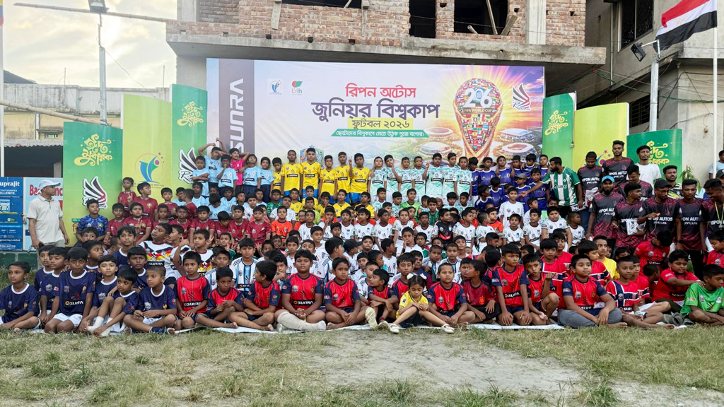 বিশ্বসেরা ফুটবলারদের জার্সি পেয়ে খুশি ওরা