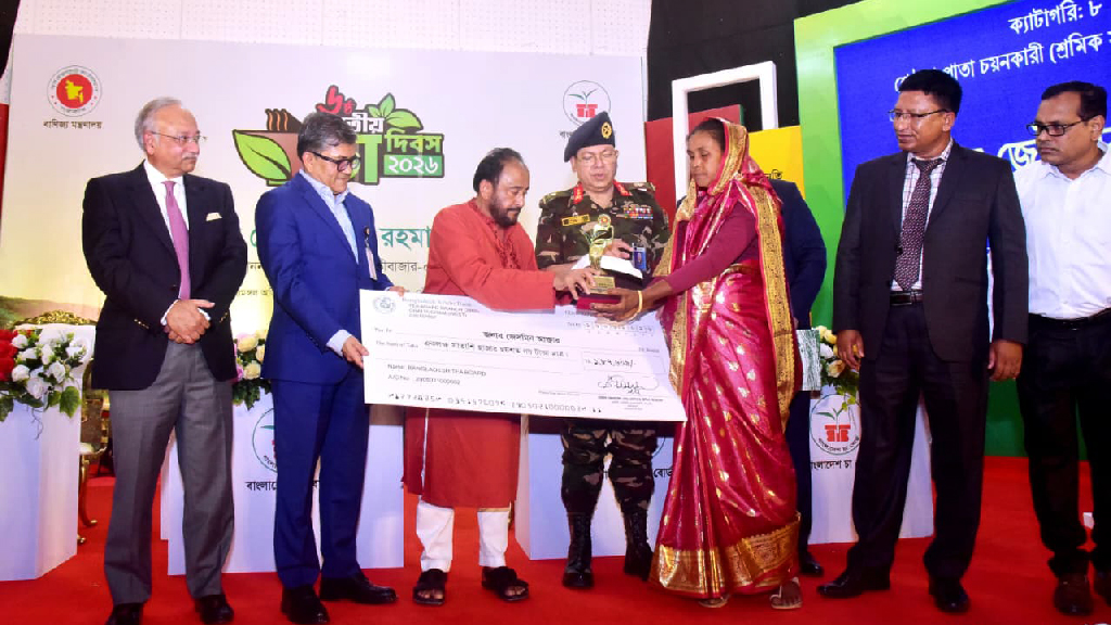 ৩০ মিনিটে ১৩ কেজি চা পাতা সংগ্রহ করে জেসমিনের সম্মাননার হ্যাটট্রিক