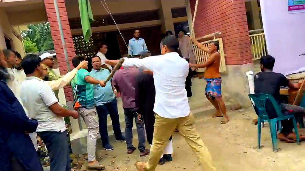 জাতীয় পতাকা উত্তোলনের সময় ইউপি চেয়ারম্যানের ওপর বিএনপি নেতার হামলা, পণ্ড স্কুলের অনুষ্ঠান