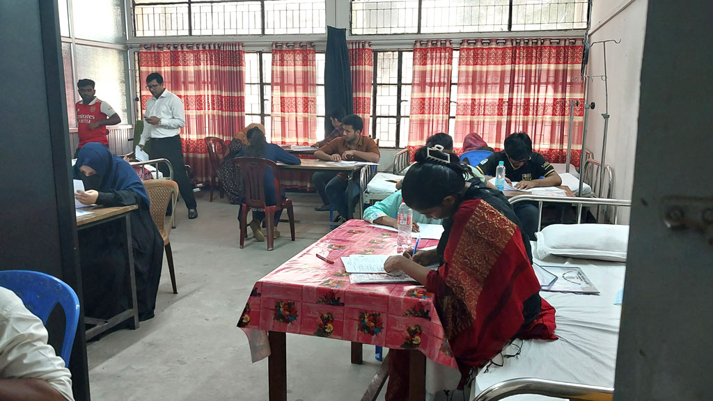 জবিতে আধা ঘণ্টা দেরিতে এসেও ভর্তিপরীক্ষার সুযোগ পেলেন ১২ জন