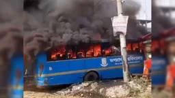 মেরামতের জন্য গ্যারেজে রাখা জবির বাসে আগুন