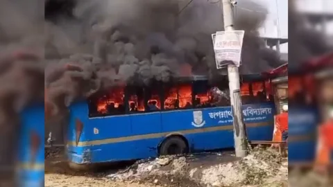 মেরামতের জন্য গ্যারেজে রাখা জবির বাসে আগুন
