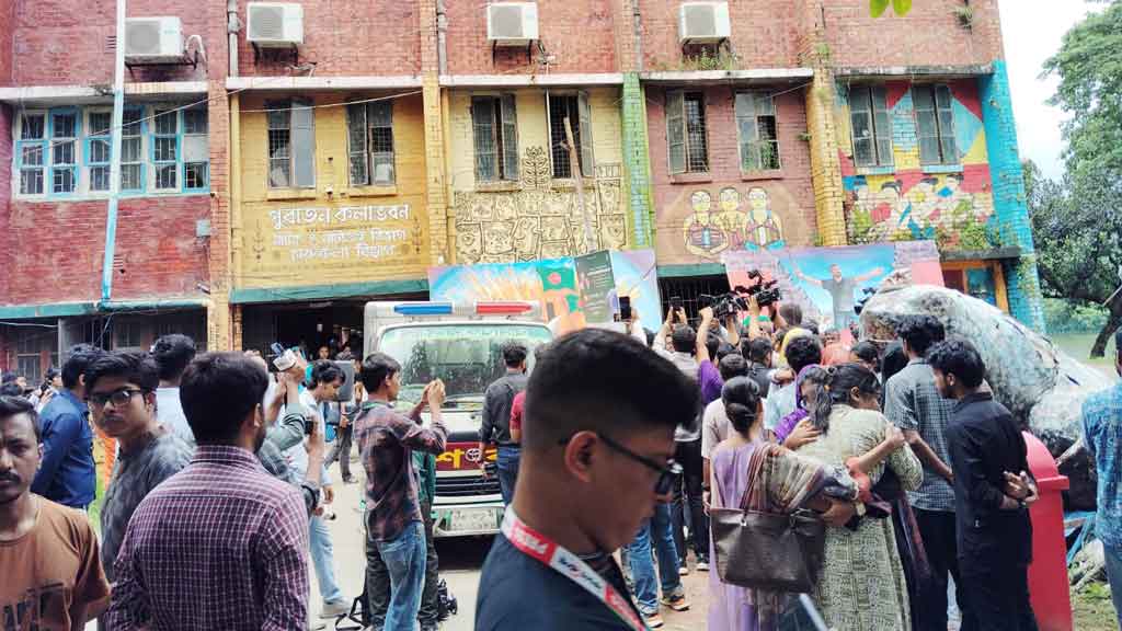 চারুকলা বিভাগের সামনে আনা হয় জান্নাতুল ফেরদৌস আনজুমের মরদেহ। ছবি: আজকের পত্রিকা