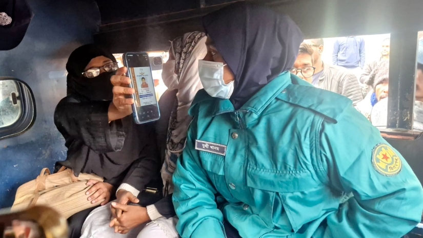 জবিতে শিবিরের ভিপি প্রার্থীর স্ত্রীকে হেনস্তার পর পুলিশে দিলেন ছাত্রদলের নেতা-কর্মীরা