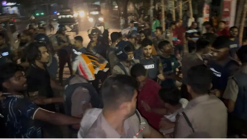 জুতা চুরির অভিযোগকে কেন্দ্র করে জবি শিক্ষার্থী-স্থানীয় বাসিন্দা-পুলিশ ত্রিমুখী সংঘর্ষ
