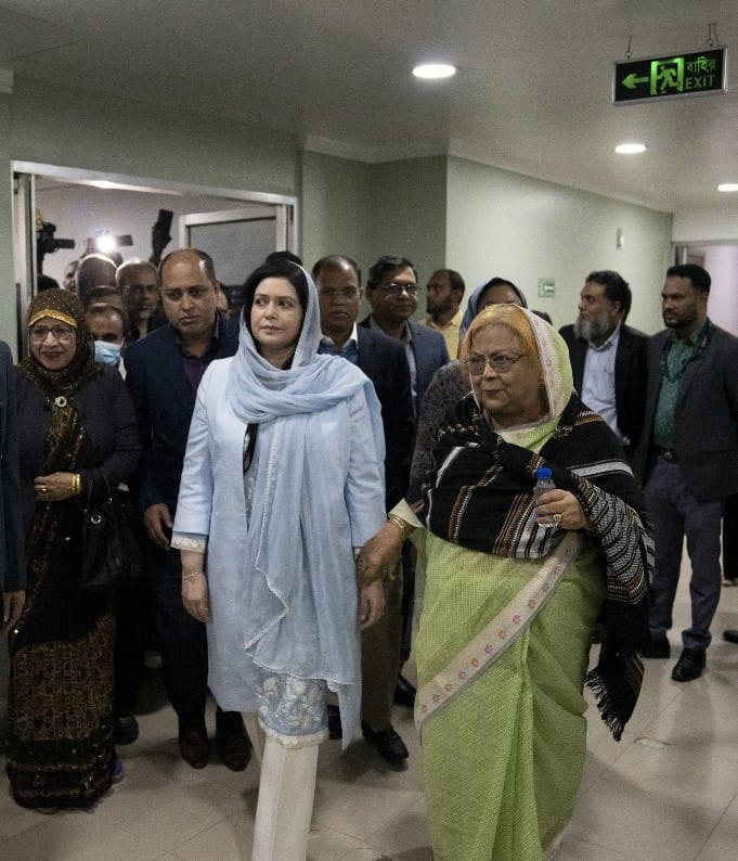 সকালে বিমানবন্দরে নেমেই সরাসরি এভারকেয়ার হাসপাতালে যান ডা. জুবাইদা রহমান। ছবি: আজকের পত্রিকা