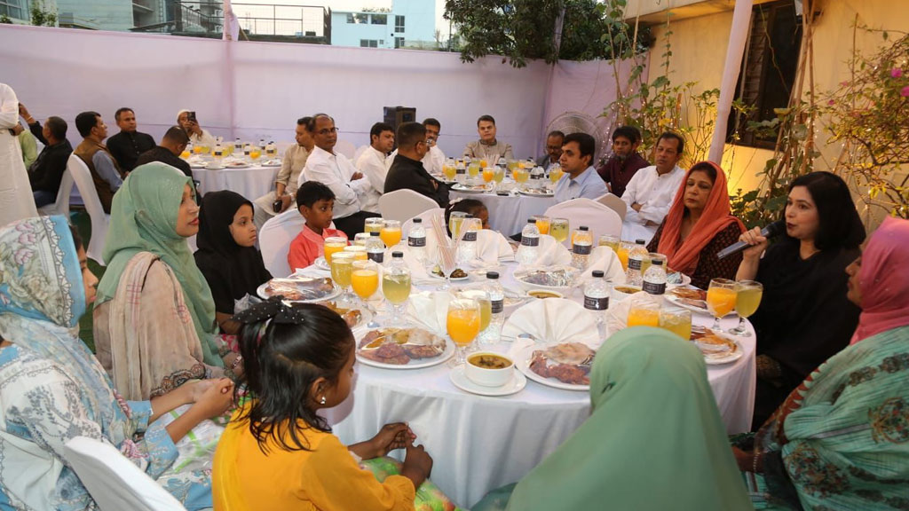 ভাষানটেক-কড়াইল বস্তির নারী ও শিশুদের সঙ্গে ইফতার করলেন জুবাইদা রহমান