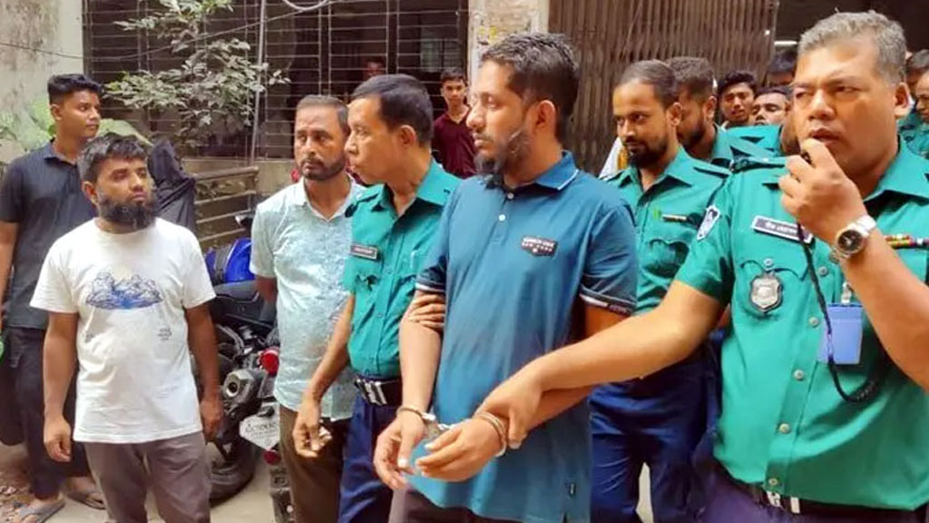 আত্মসমর্পণের পর চকবাজারের যুবদল নেতা আজিজুর কারাগারে