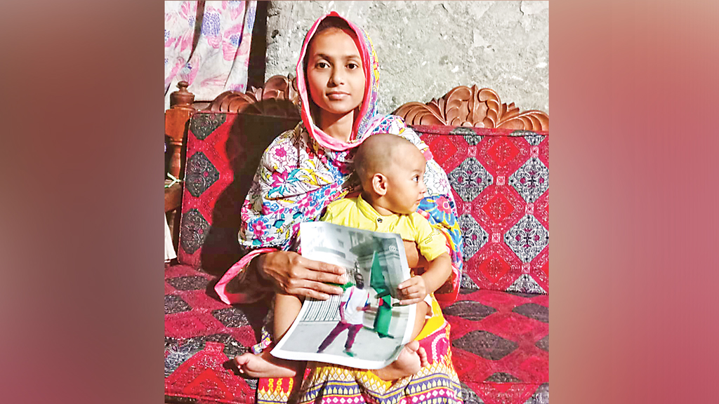 ভাঙা ভাঙা শব্দে বাবা ডাকে মনিরের ছেলে