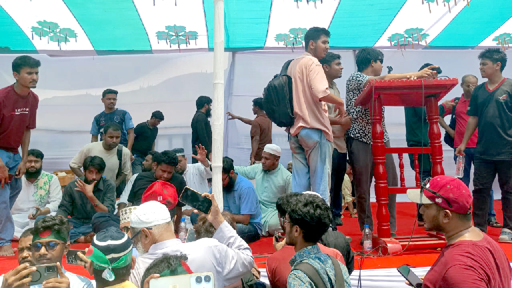 যমুনার গেট ছেড়ে মিন্টো রোডে জুলাই মঞ্চে জড়ো হচ্ছেন বিক্ষোভকারীরা