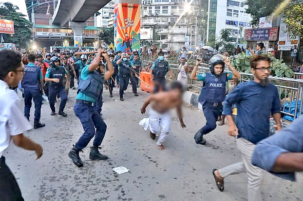 অবরোধকারীদের ‘ভুয়া’ আখ্যা দিয়ে ‘প্রকৃত জুলাই যোদ্ধাদের’ হামলা, পুলিশের লাঠিপেটায় শাহবাগ ফাঁকা