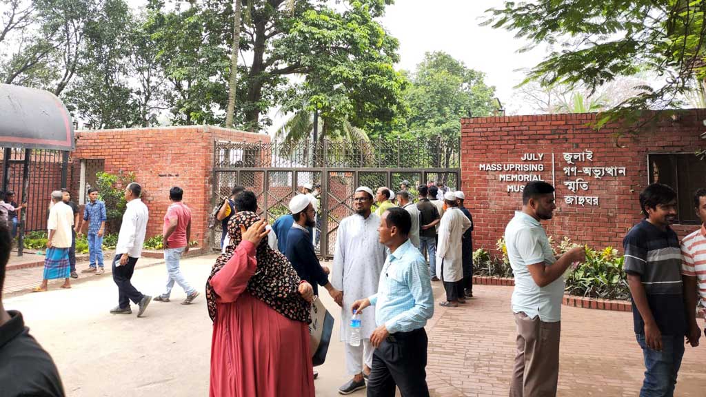 গণভবন: জুলাই গণ-অভ্যুত্থানের স্মৃতির খোঁজে মানুষ