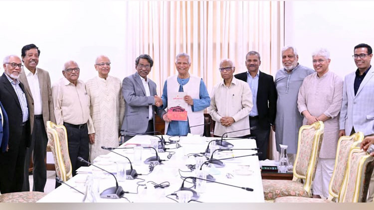 জুলাই সনদ বাস্তবায়নের সুপারিশ ড. ইউনূসের কাছে হস্তান্তর
