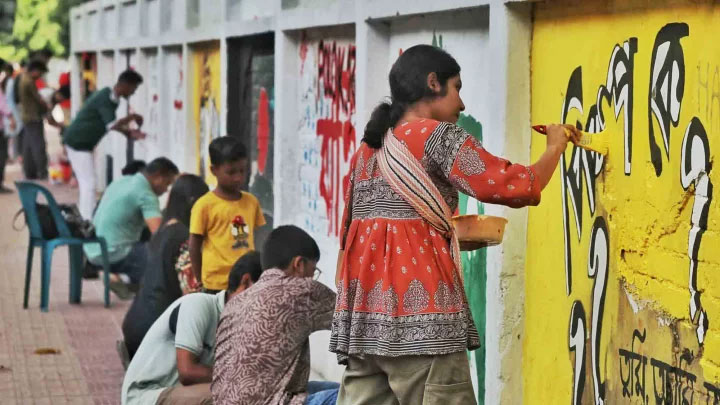 ঢাকা বিশ্ববিদ্যালয়: জুলাইয়ের স্মৃতি রক্ষায় দেয়ালে
গ্রাফিতি পুনর্লিখন শুরু