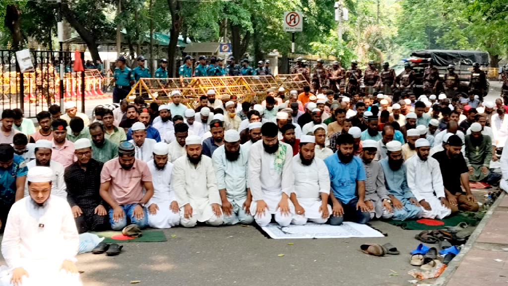 যমুনার সামনে জুমার নামাজ পড়লেন বিক্ষোভকারীরা