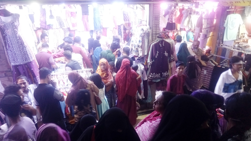 জুরাইনের শপিং মলগুলোতে ঈদের কেনাকাটার ধুম