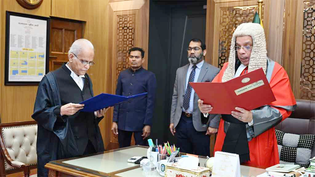 হাইকোর্টের স্থায়ী বিচারপতি হিসেবে শপথ নিলেন এনায়েত হোসেন