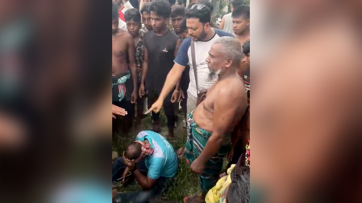 জুয়া খেলার অভিযোগে জনতার হাতে আটক পুলিশ কনস্টেবলসহ ৩ জুয়াড়ি
