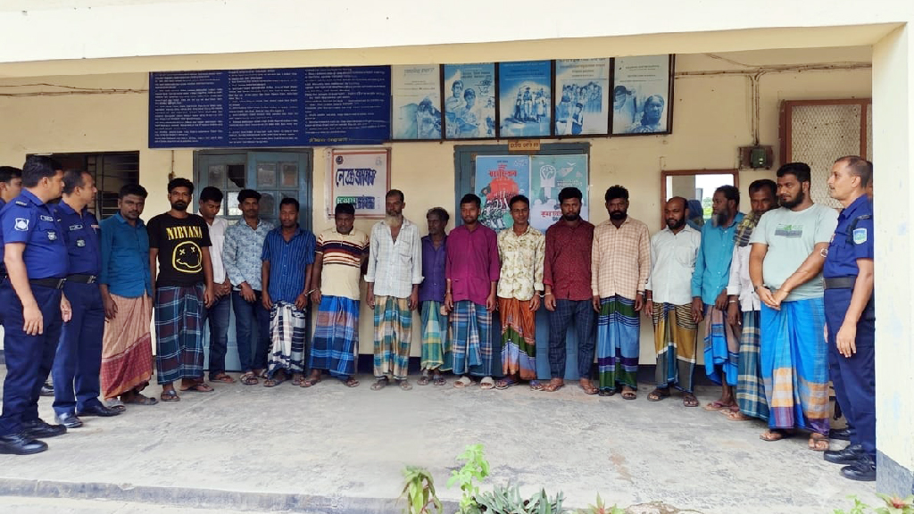 ষাঁড়ের লড়াইয়ের আড়ালে জুয়া, নেত্রকোনায় ১৫ জন আটক