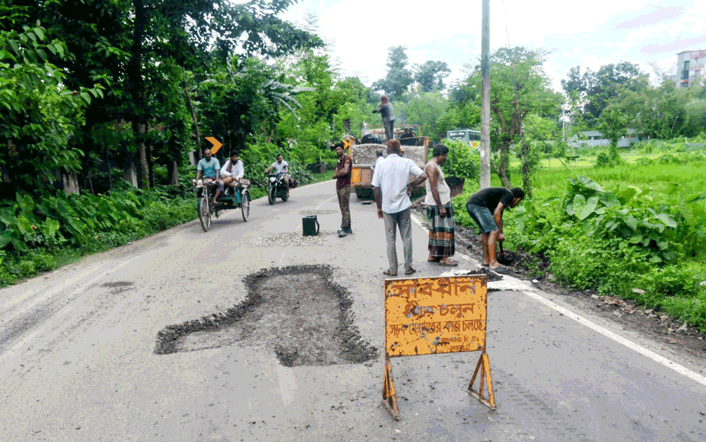 অতিবৃষ্টিতে ক্ষতিগ্রস্ত জয়পুরহাট-হিলি সড়কের বিভিন্ন স্থানে সওজ বিভাগের তদারকিতে চলছে পুনঃমেরামতের কাজ। ছবি: আজকের পত্রিকা