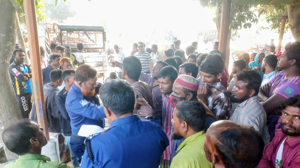 ভটভটি উল্টে প্রাণ গেল ভাঙারি ব্যবসায়ীর