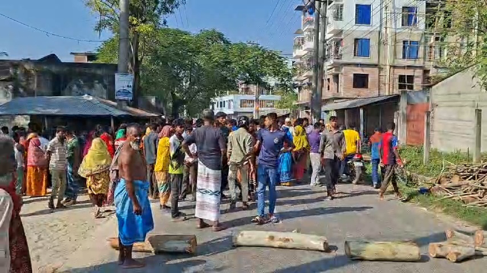 মোটরসাইকেলের মুখোমুখি সংঘর্ষে যুবকের মৃত্যু, গাছের গুঁড়ি ফেলে সড়ক অবরোধ