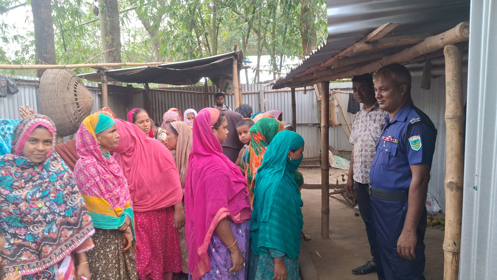 স্বামীর সঙ্গে ঝগড়ার পর স্ত্রীর ঝুলন্ত মরদেহ উদ্ধার